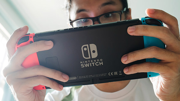 man speelt op zijn nintendo switch